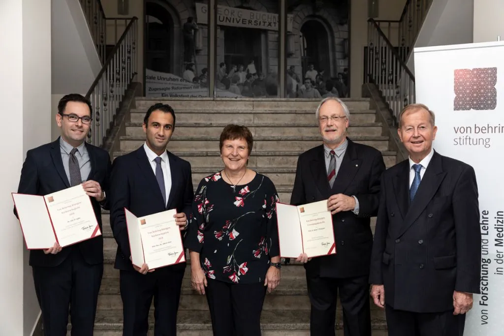 (v.l.n.r.): Gemeinsame Freude über ausgezeichnete Wissenschaft: Die Nachwuchspreisträger Dr. Elie El Agha und Privatdozent Dr. Oliver Dörr, Stiftungsvizepräsidentin Prof. Dr. Birgit Lorenz, Medaillenträger Prof. Dr. Klaus T. Preissner und Stiftungspräsident Friedrich Bohl. (Foto: Christian Stein)